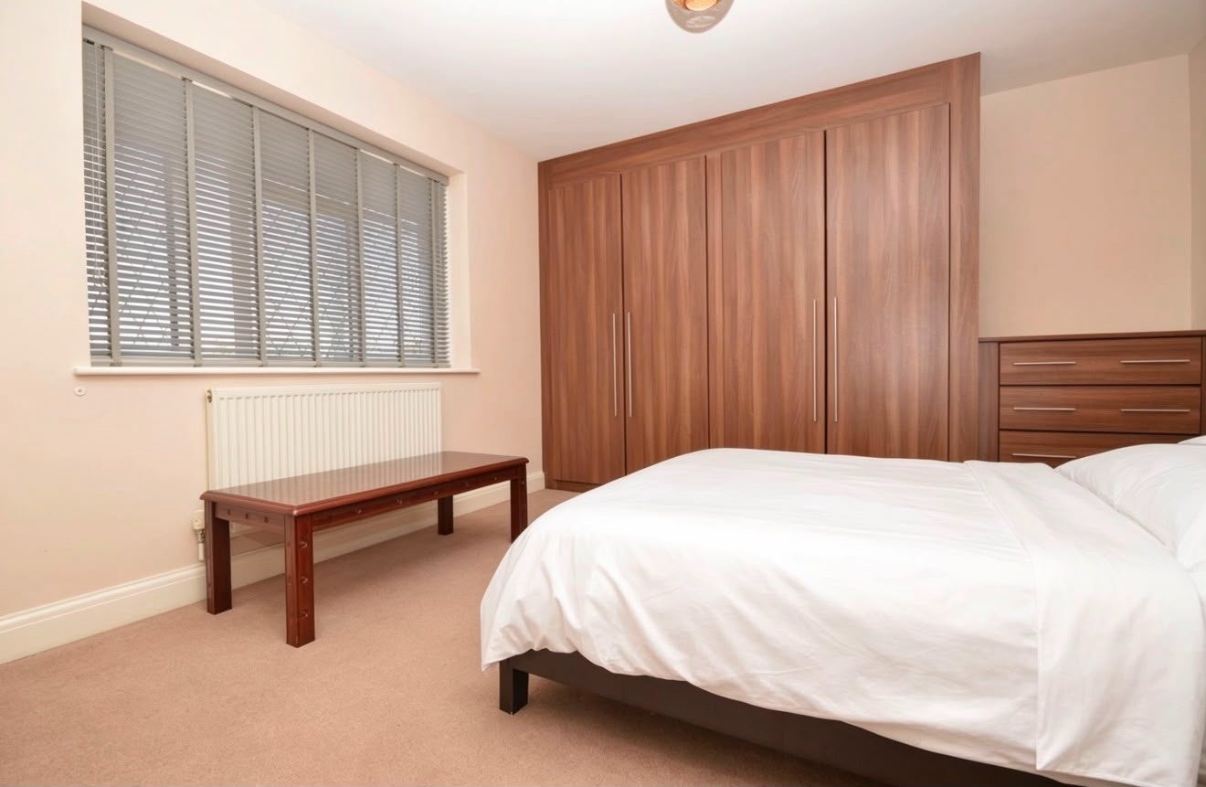 Room Jerningham Avenue in Greater London