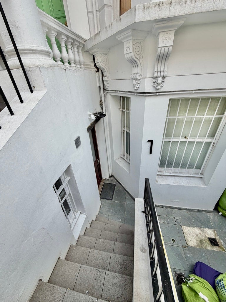 Flat Longridge Road in Greater London