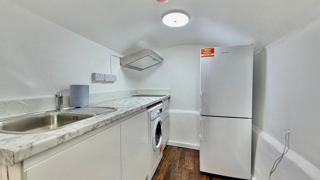Flat Longridge Road in Greater London