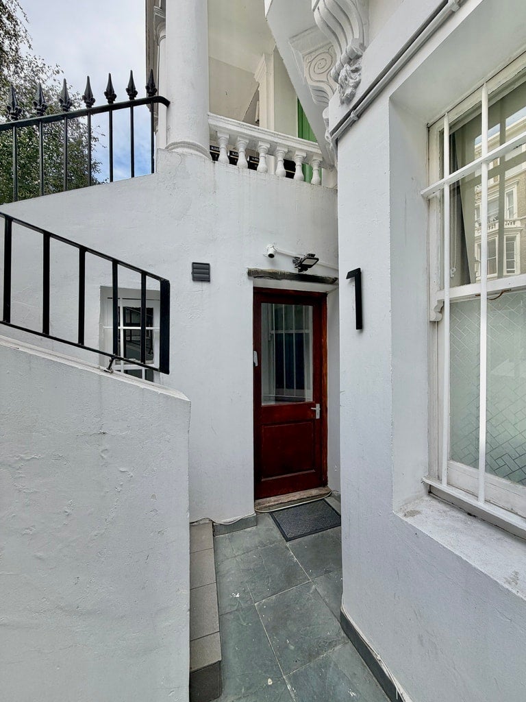 Flat Longridge Road in Greater London
