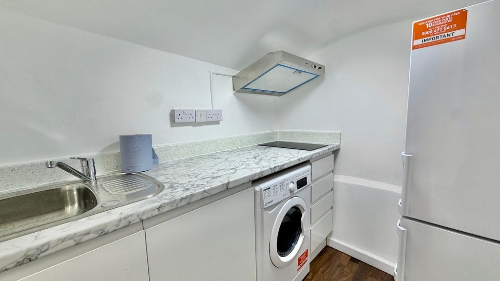 Flat Longridge Road in Greater London