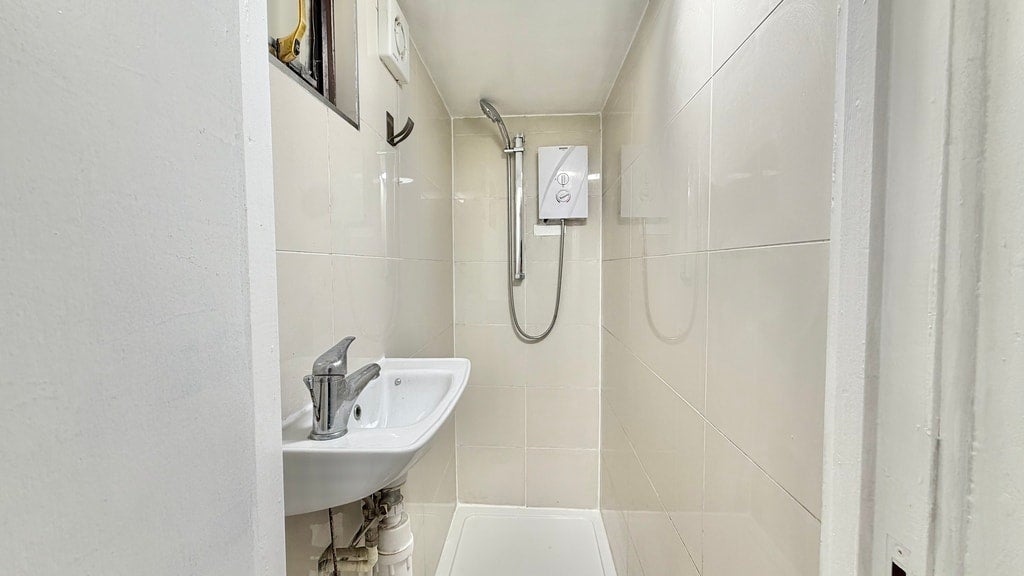 Flat Longridge Road in Greater London