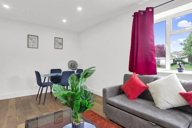 Flat Empire Way in Greater London