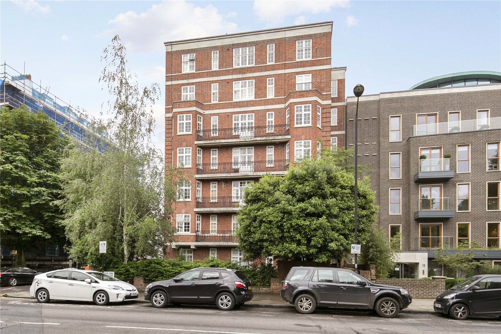 Flat Grove End Road in City of Westminster