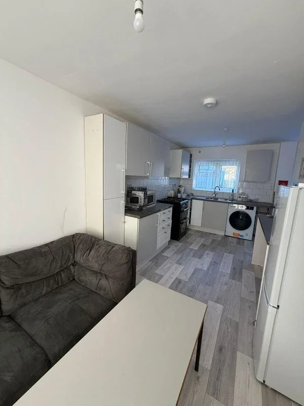 Room Eltham Grove in Bradford