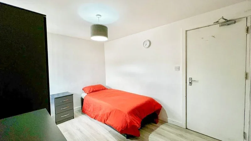 Room Eltham Grove in Bradford