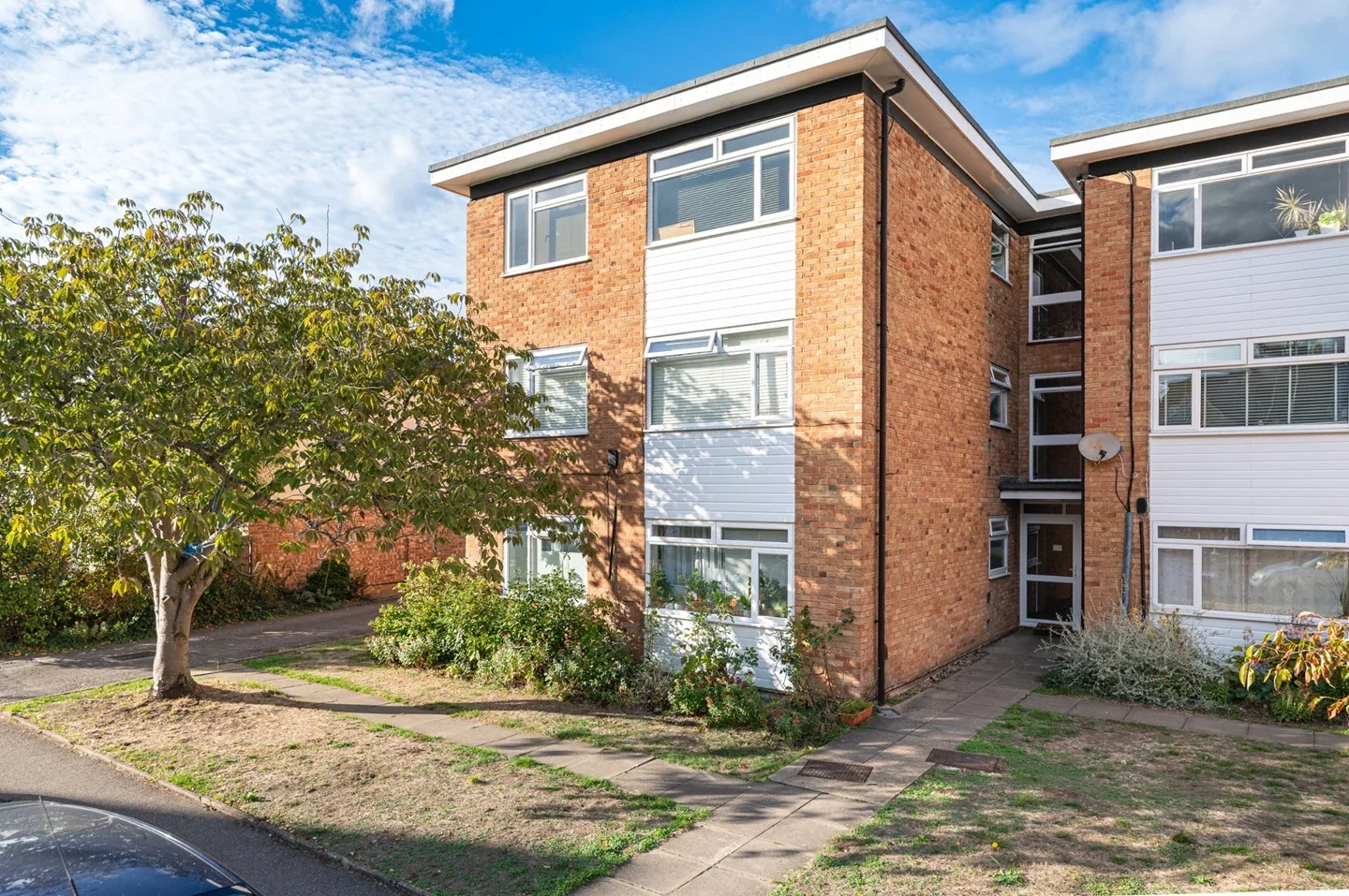 Flat Sycamore Grove in Greater London