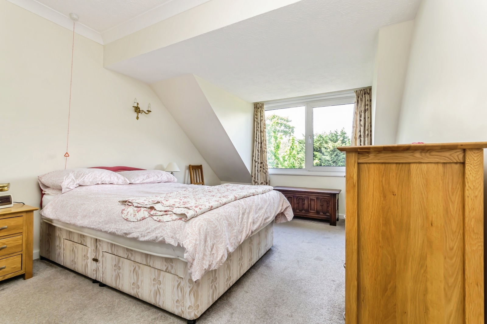 Flat Ladbroke Road in Reigate and Banstead
