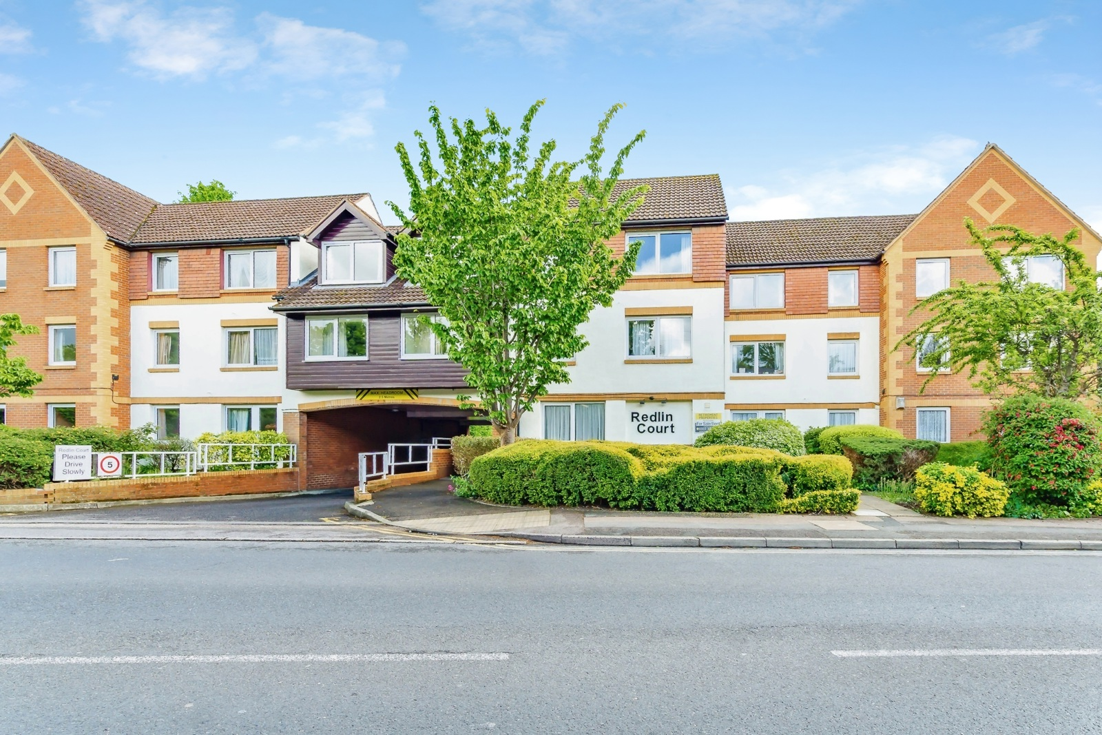 Flat Ladbroke Road in Reigate and Banstead