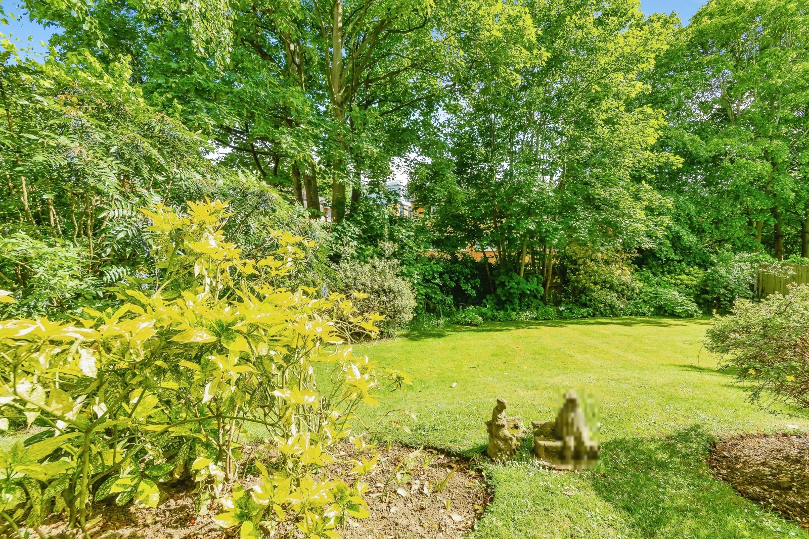 Flat Ladbroke Road in Reigate and Banstead