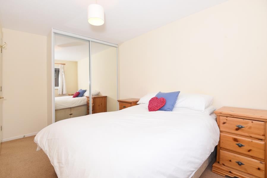 Flat Cherry Court in Greater London