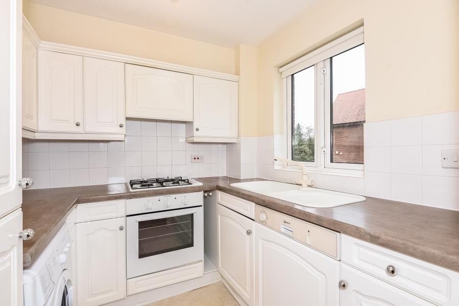 Flat Cherry Court in Greater London