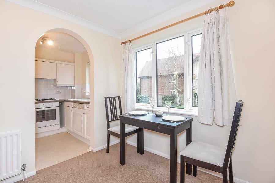 Flat Cherry Court in Greater London