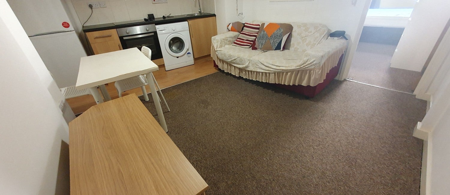 Flat West Luton Place in Cardiff