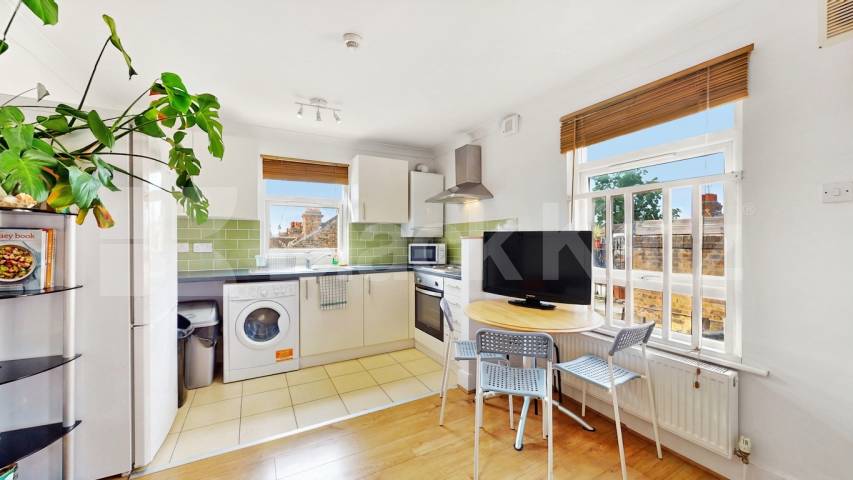 Flat Iverson Road in Greater London