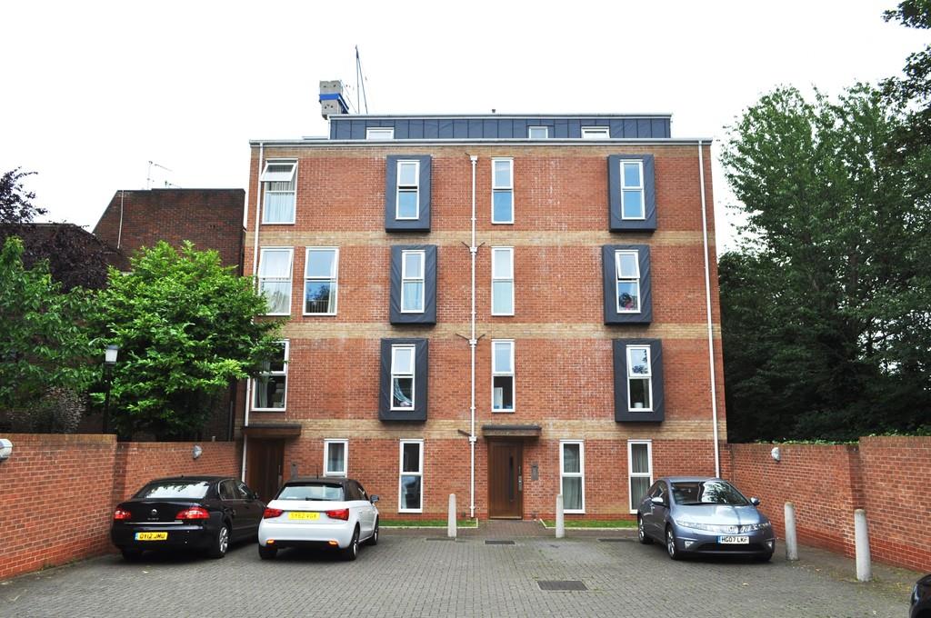 Flat Pears Road in Greater London