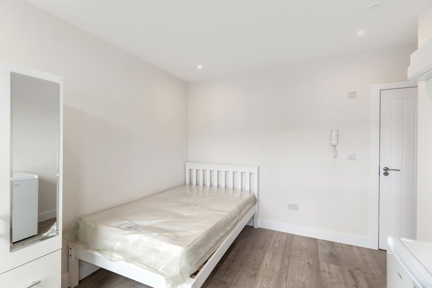 Flat Lansdowne Road in Greater London