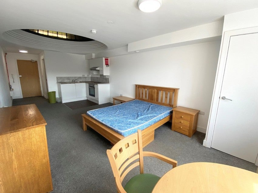 Flat Paradise Street in Portsmouth