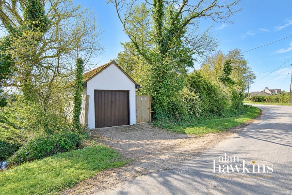House Olivemead Lane in Dauntsey