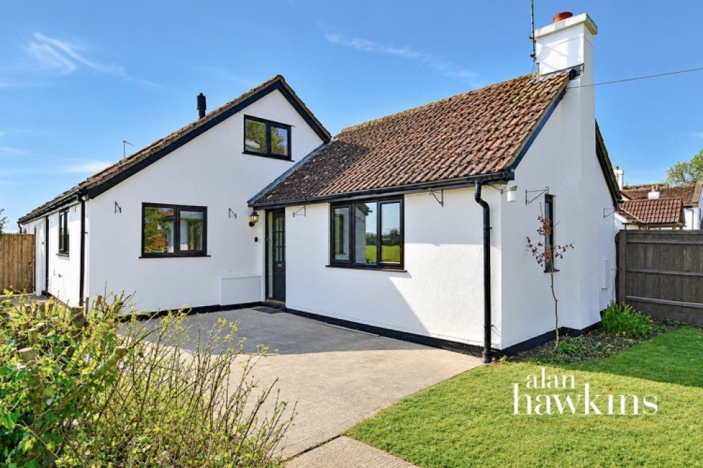 House Olivemead Lane in Dauntsey