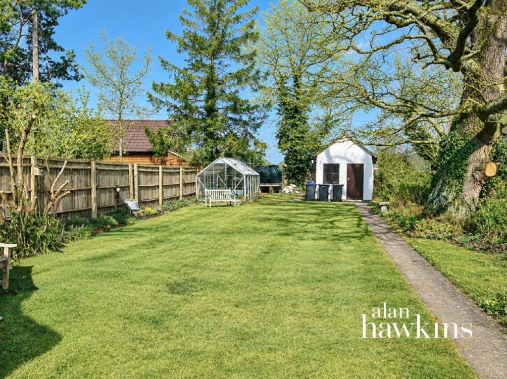 House Olivemead Lane in Dauntsey