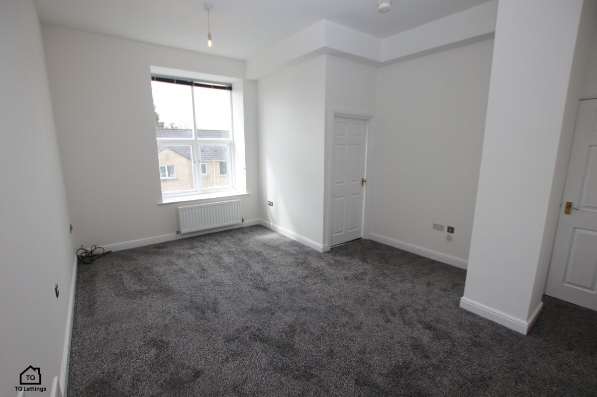 Flat Commercial Road in Kirklees