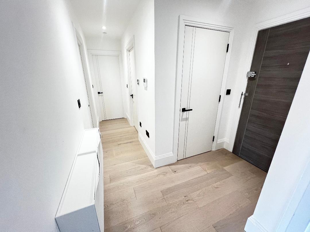 Flat Elgar Street in Greater London