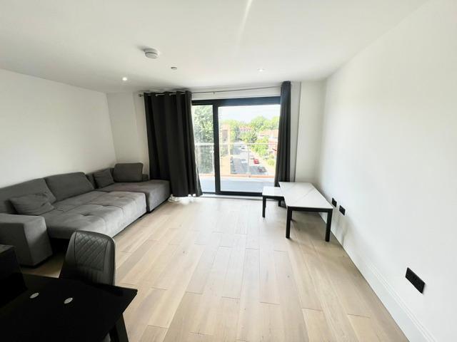 Flat Elgar Street in Greater London