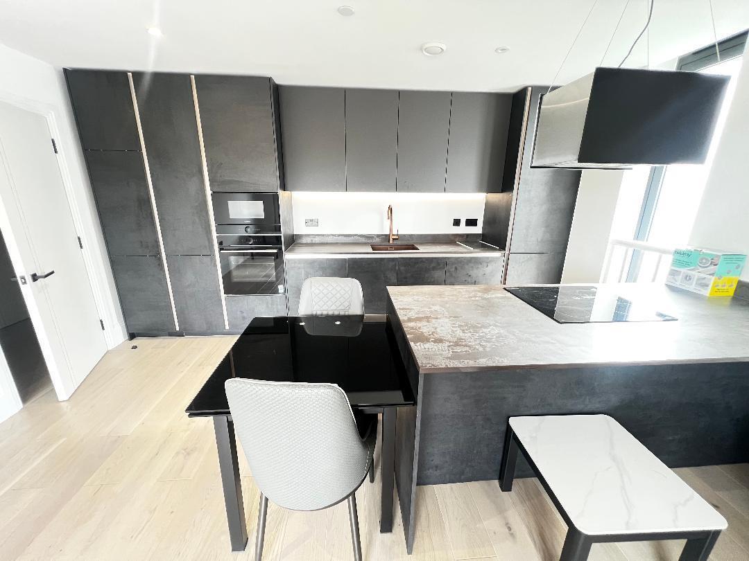 Flat Elgar Street in Greater London