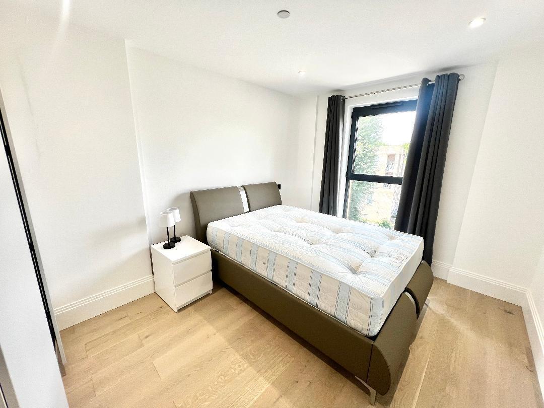 Flat Elgar Street in Greater London