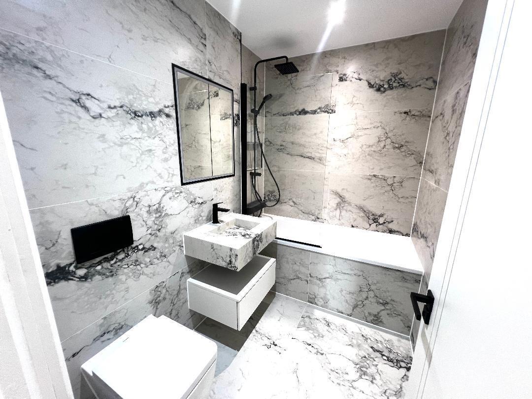 Flat Elgar Street in Greater London