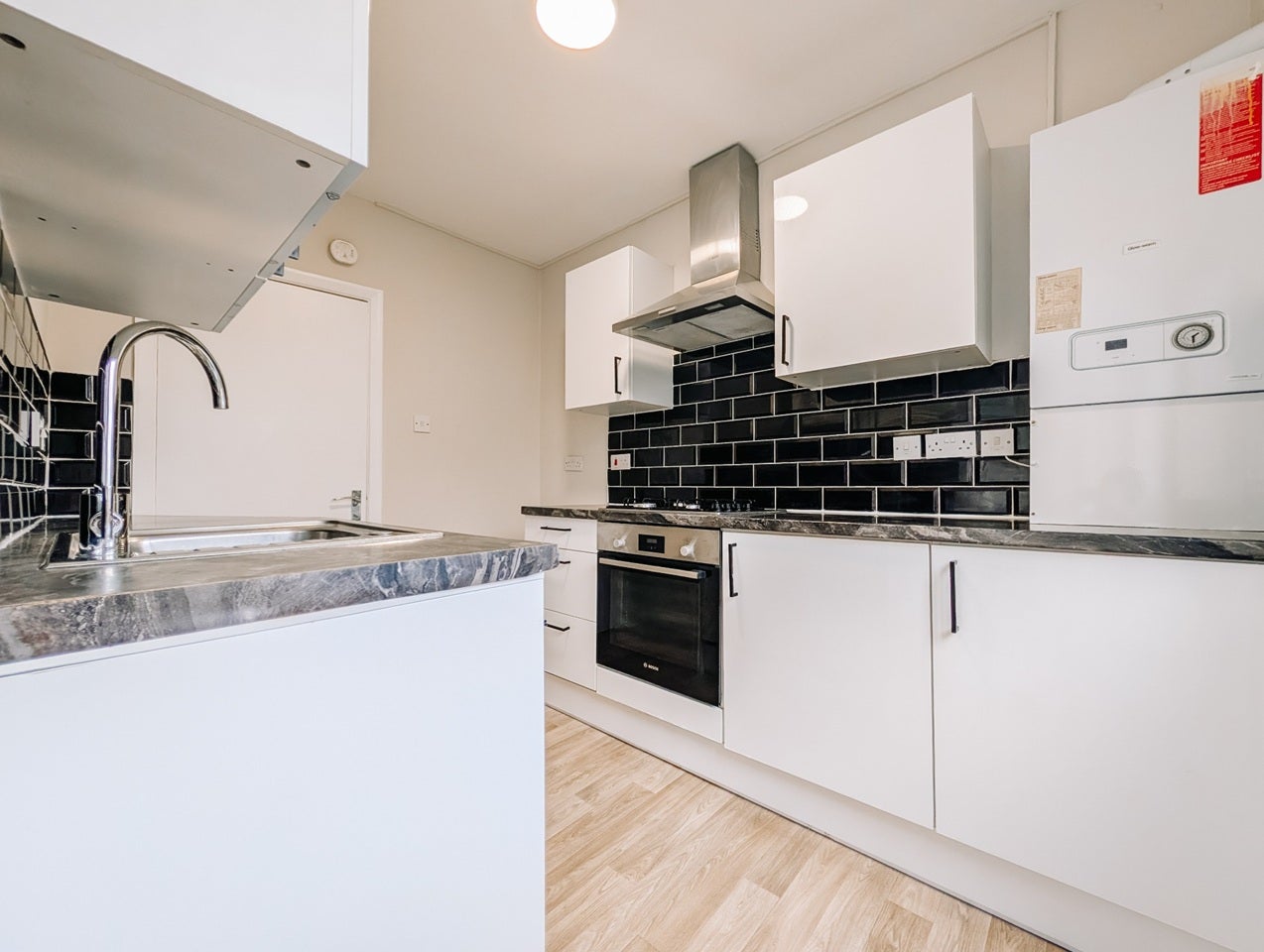 Flat Melbourne Court in Greater London