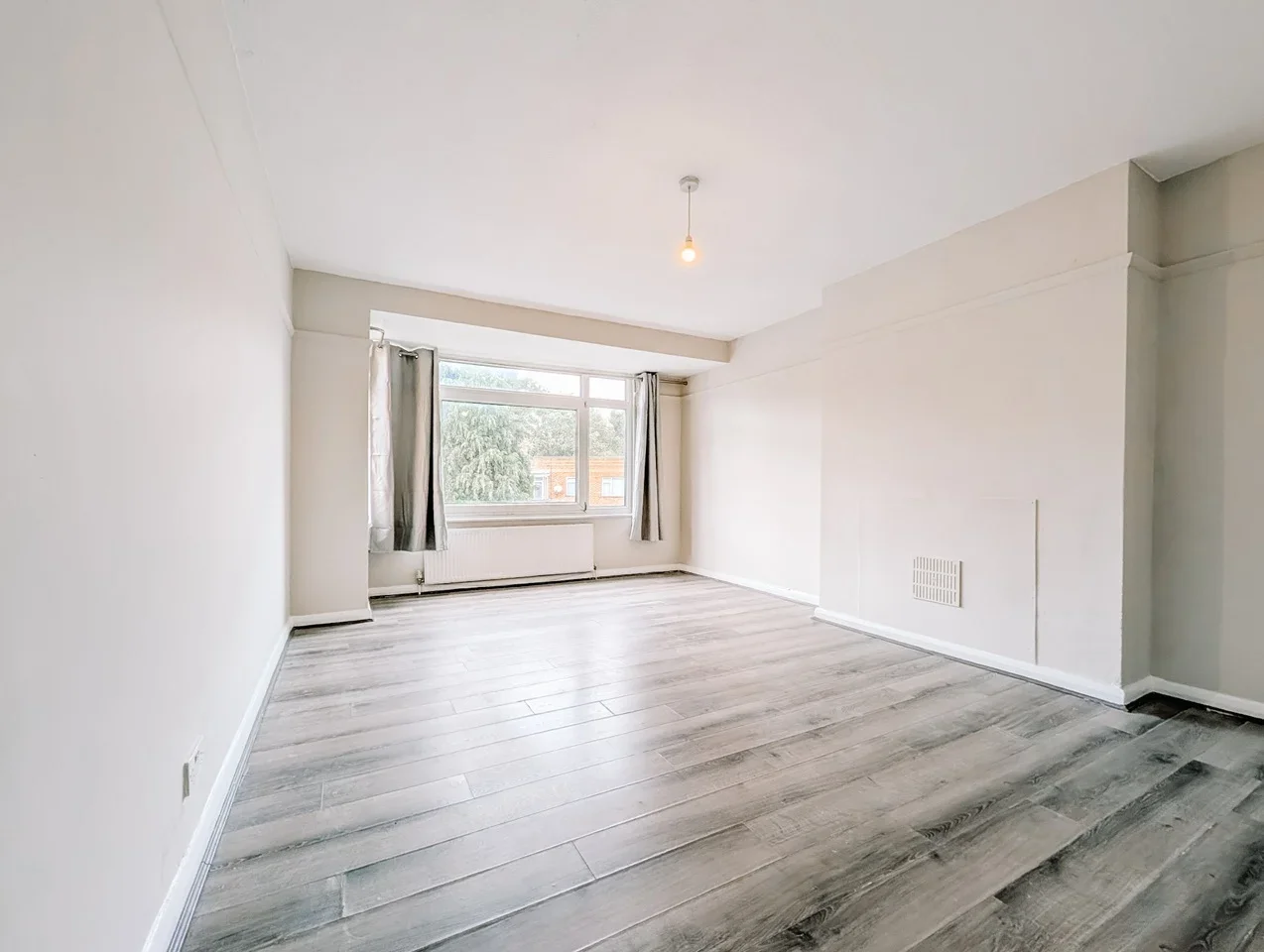 Flat Melbourne Court in Greater London