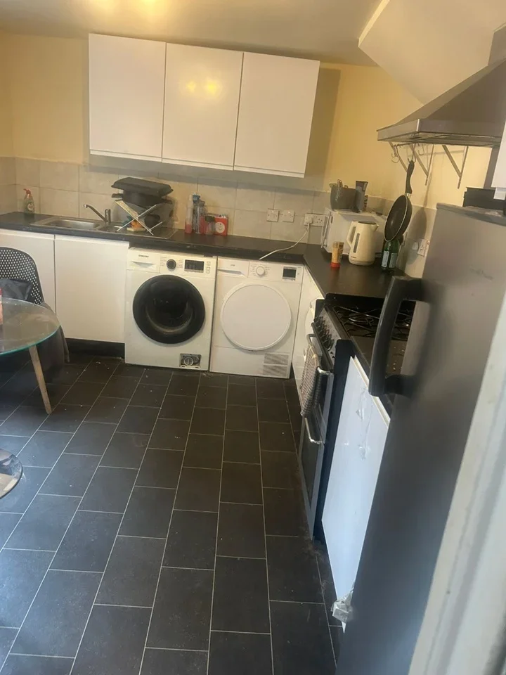 Room Pellerin Road in Greater London
