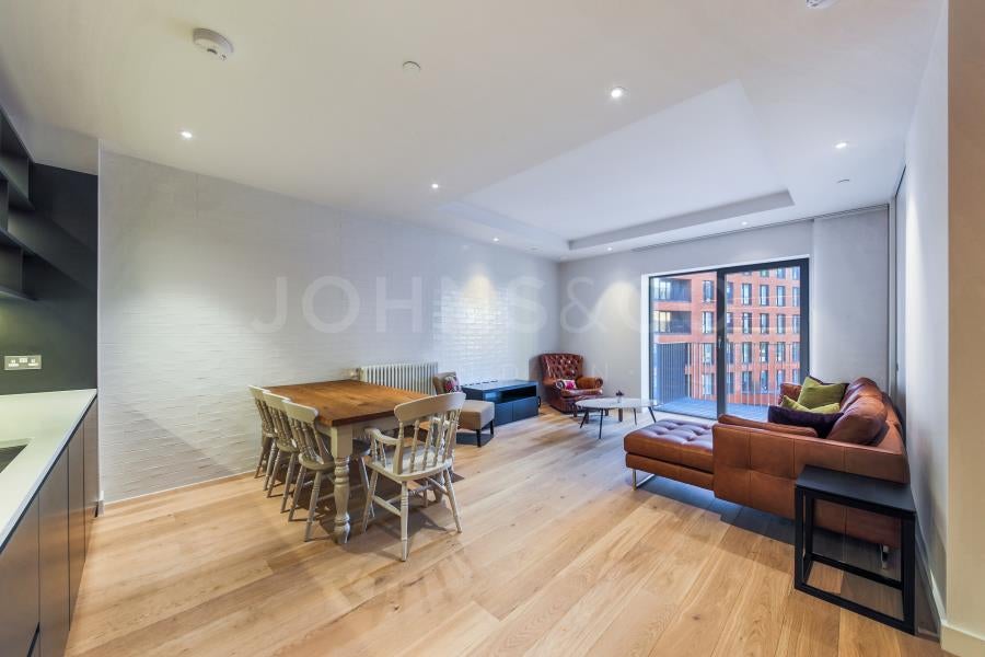 Flat Botanic Square in Greater London
