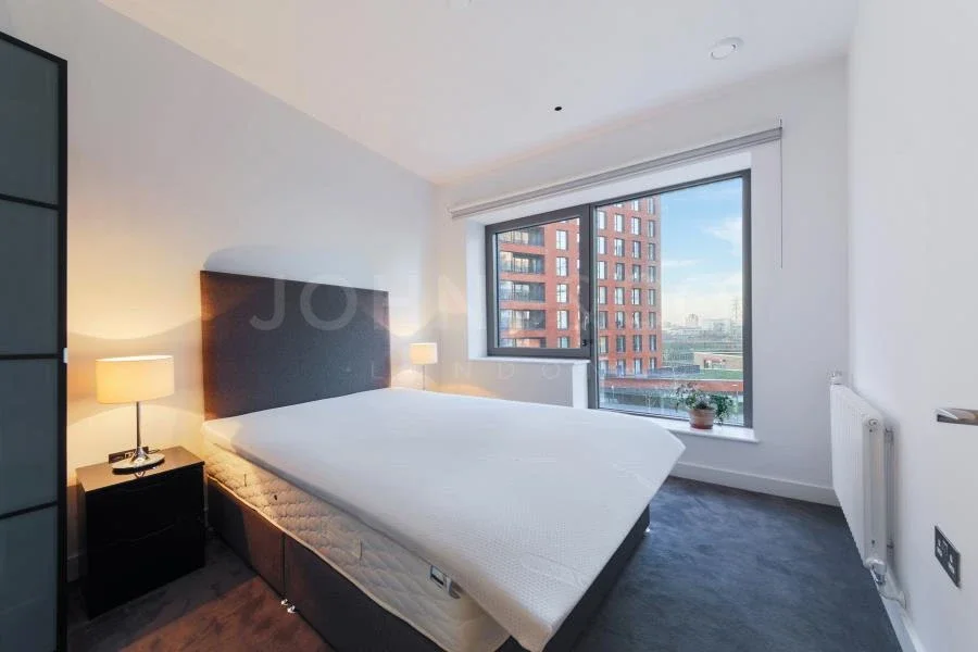 Flat Botanic Square in Greater London
