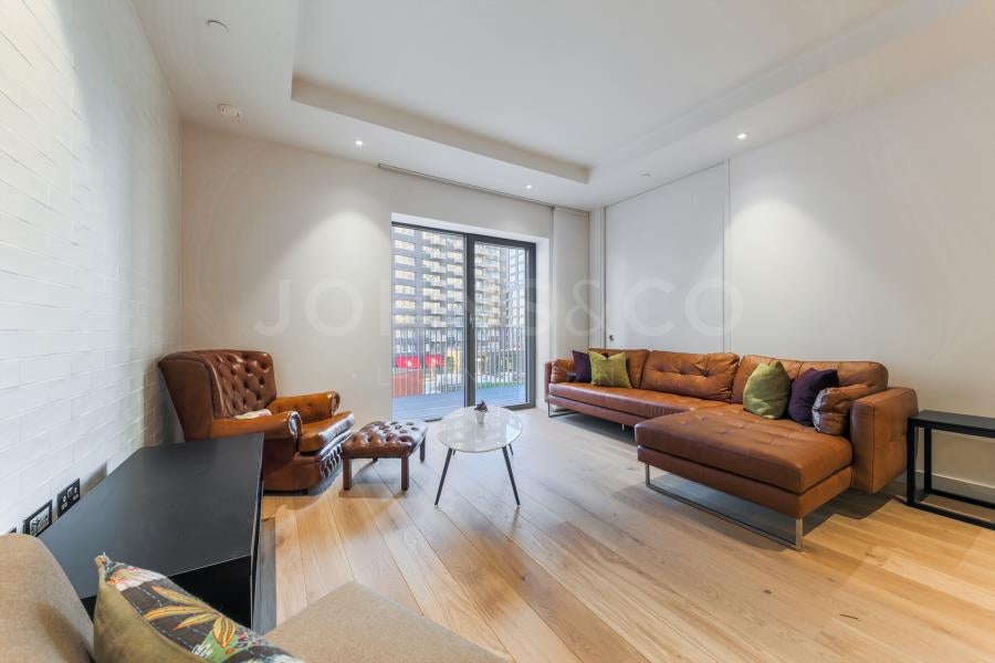 Flat Botanic Square in Greater London