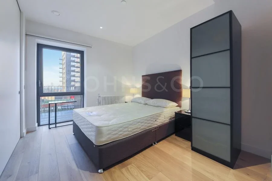 Flat Botanic Square in Greater London