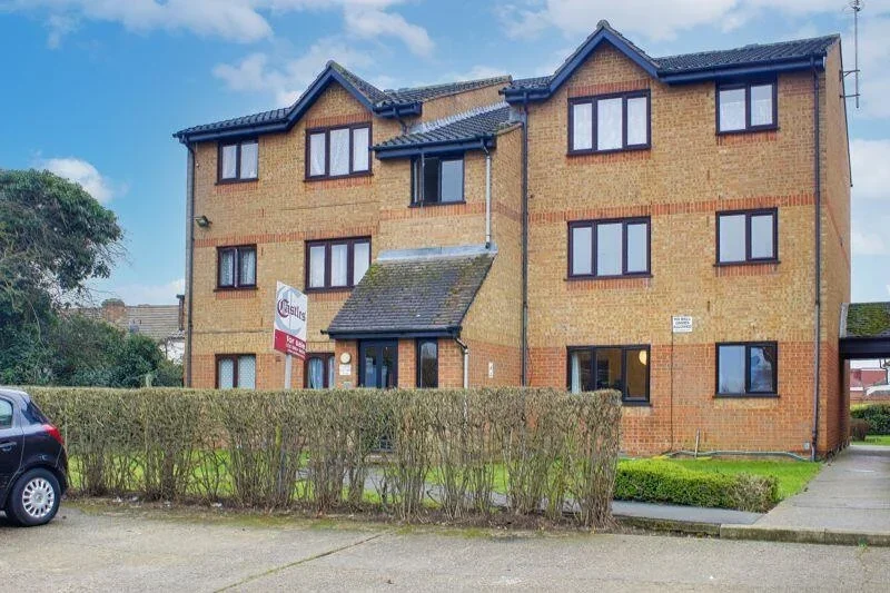 Flat Larmans Road in Greater London