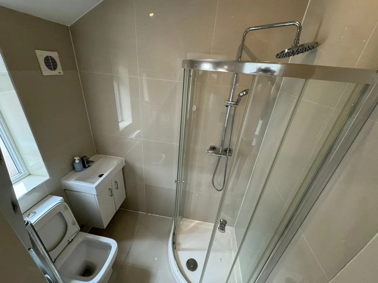 Flat Blenheim Gardens in Greater London