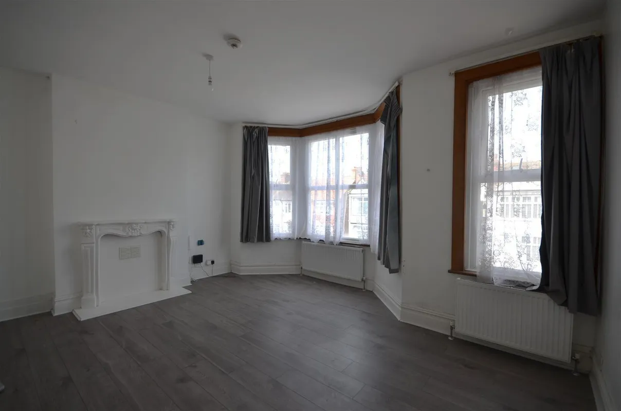 Flat Central Road in Greater London