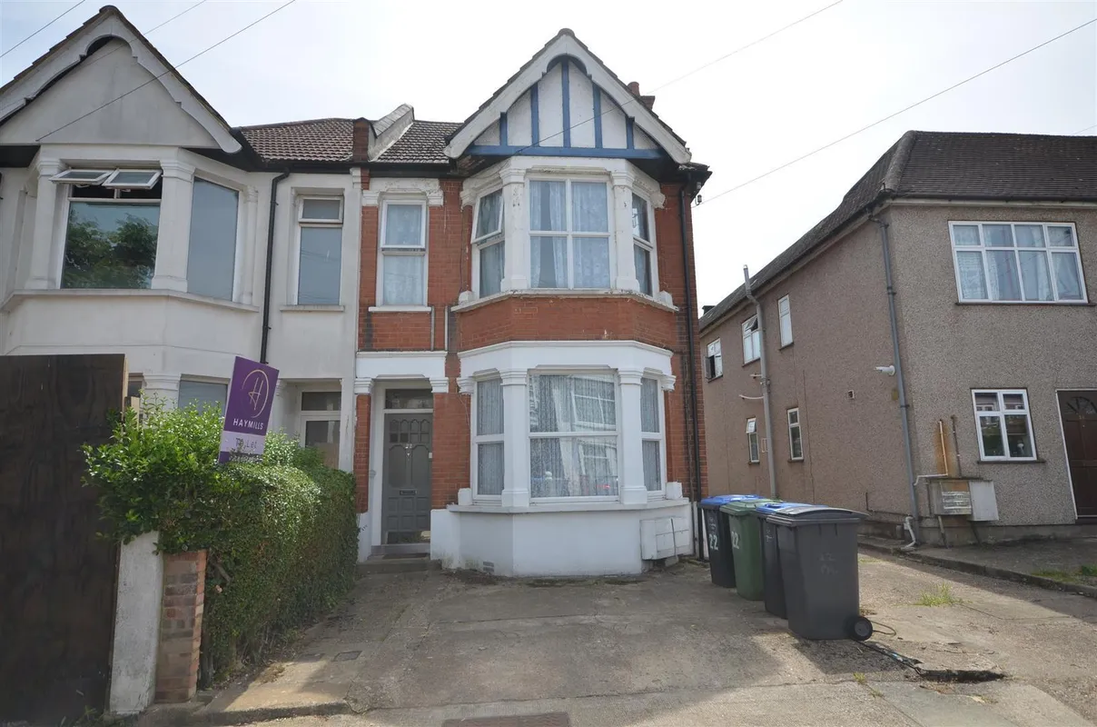 Flat Central Road in Greater London