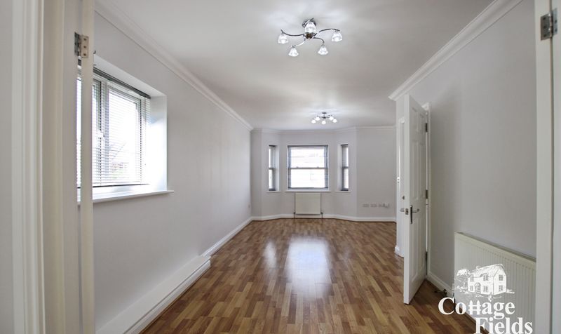 Flat Gordon Hill in Greater London