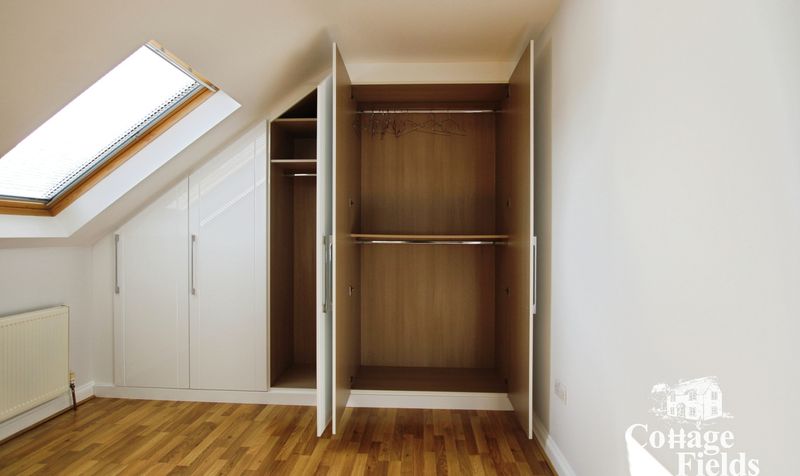 Flat Gordon Hill in Greater London