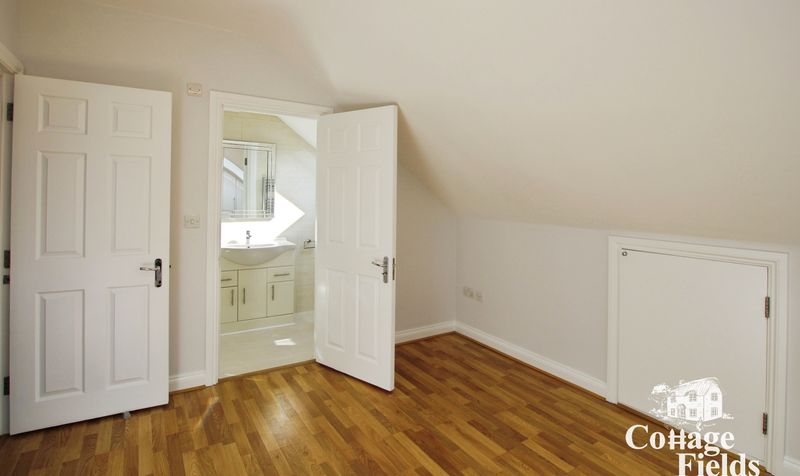 Flat Gordon Hill in Greater London