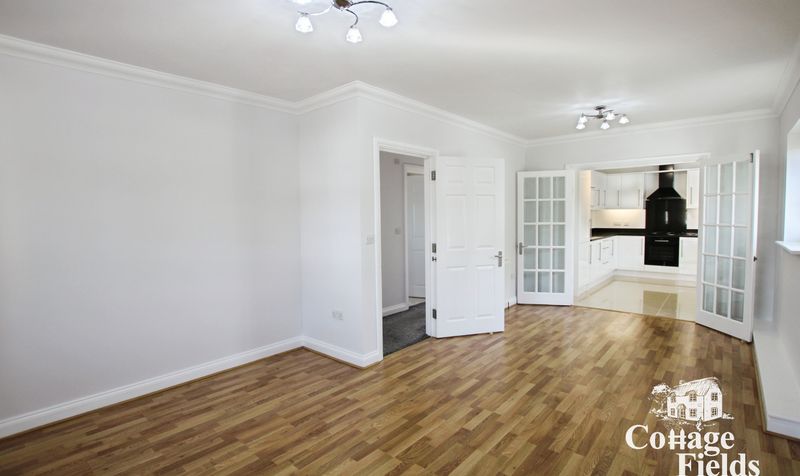Flat Gordon Hill in Greater London