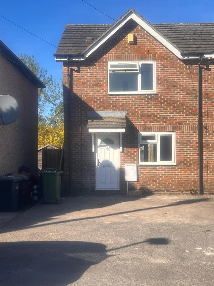 House Meadfield Road in Slough