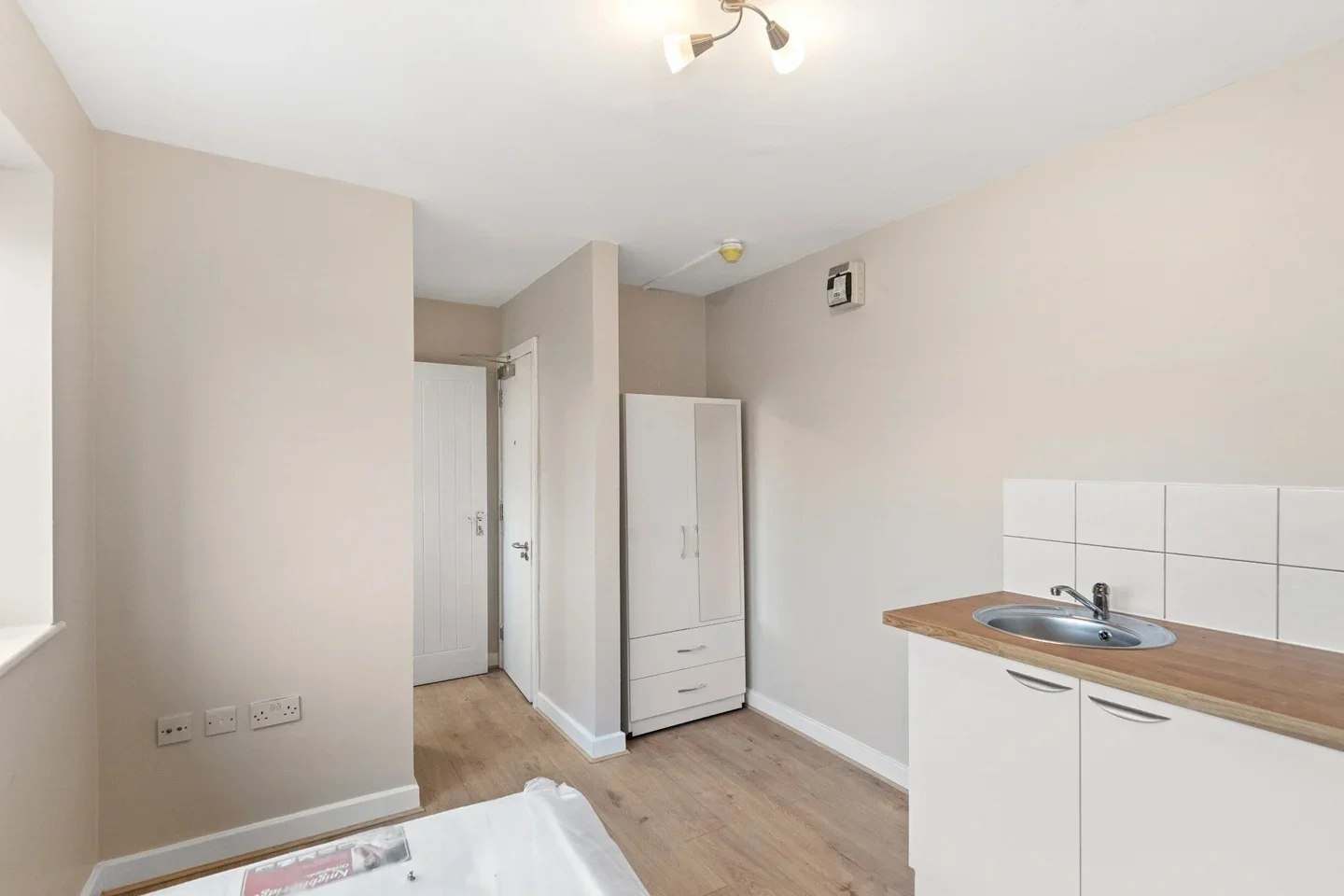 Flat Hornchurch Road in Greater London