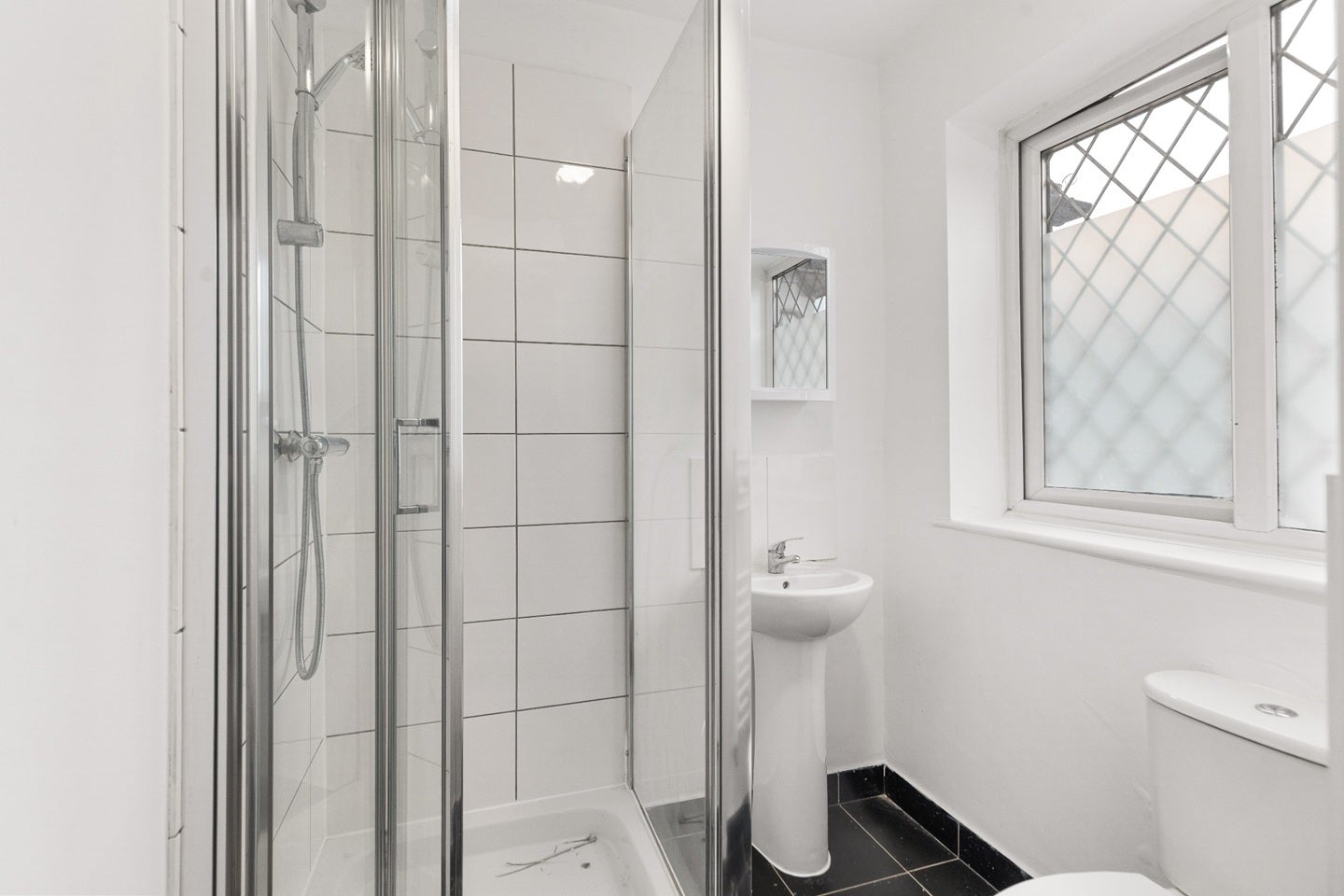 Flat Hornchurch Road in Greater London