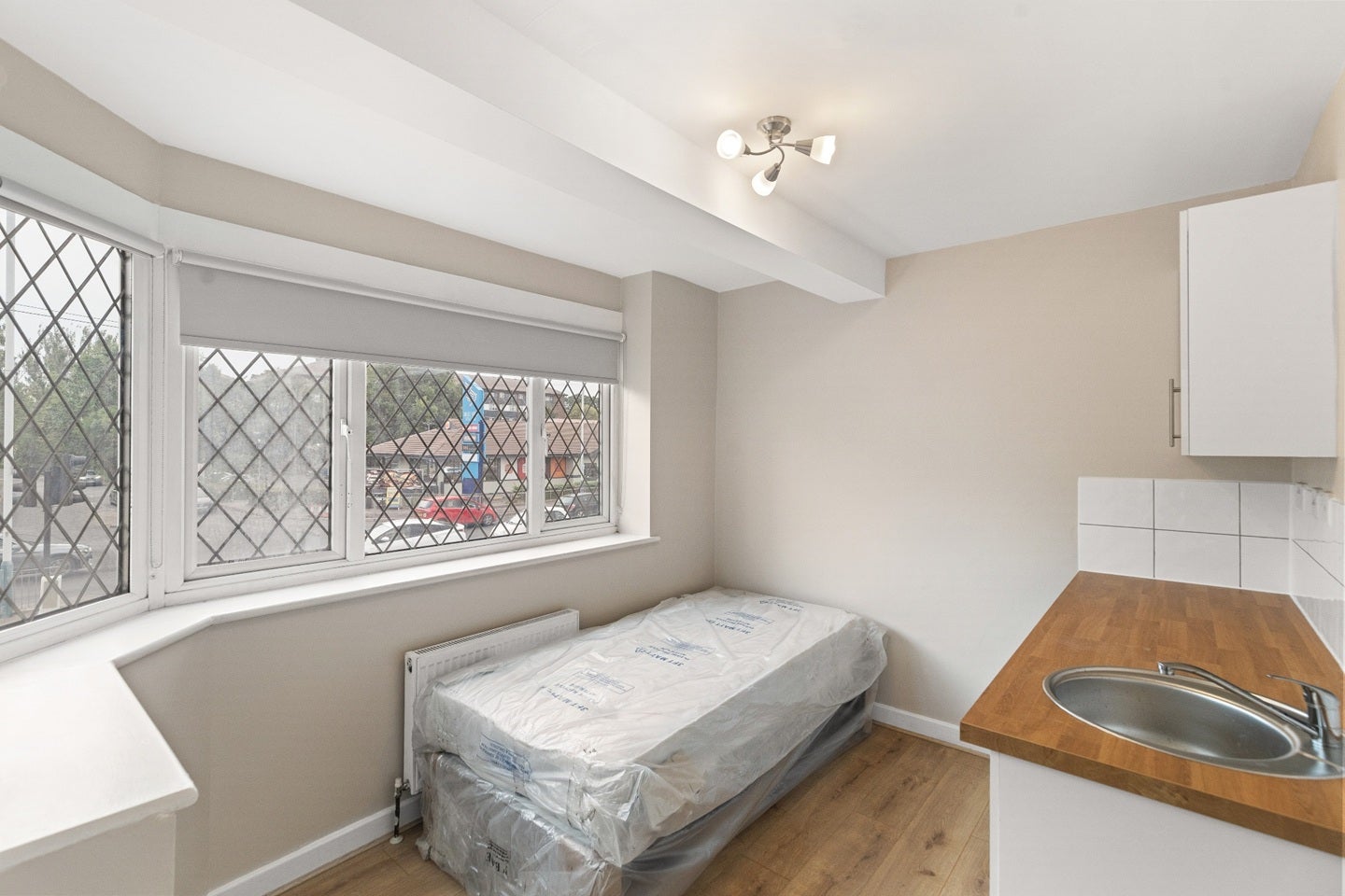 Flat Hornchurch Road in Greater London